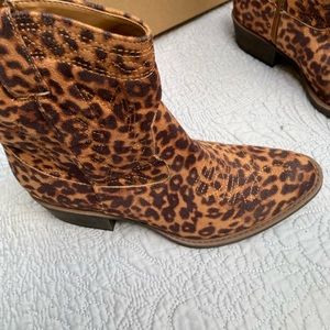 Animal print Brand New never worn 1 1/2 heel inside zipper